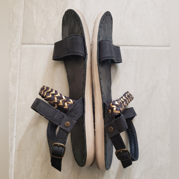 GUC Ugg Elin Sandals - Picture 8 of 10
